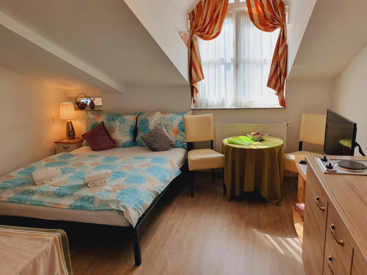 Karmelita Boutique Apartman ショプロン エクステリア 写真